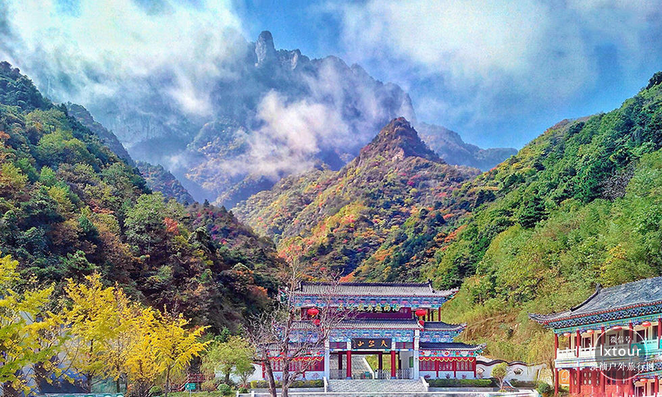 天竺山国家森林公园位于陕西省东南部山阳县境内,距县城40公里