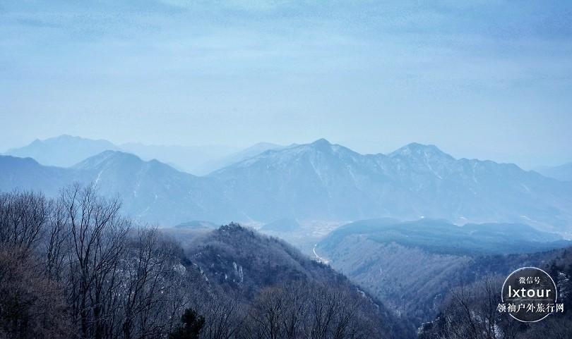 极目远瞧,一座座山峰 绵延不断.