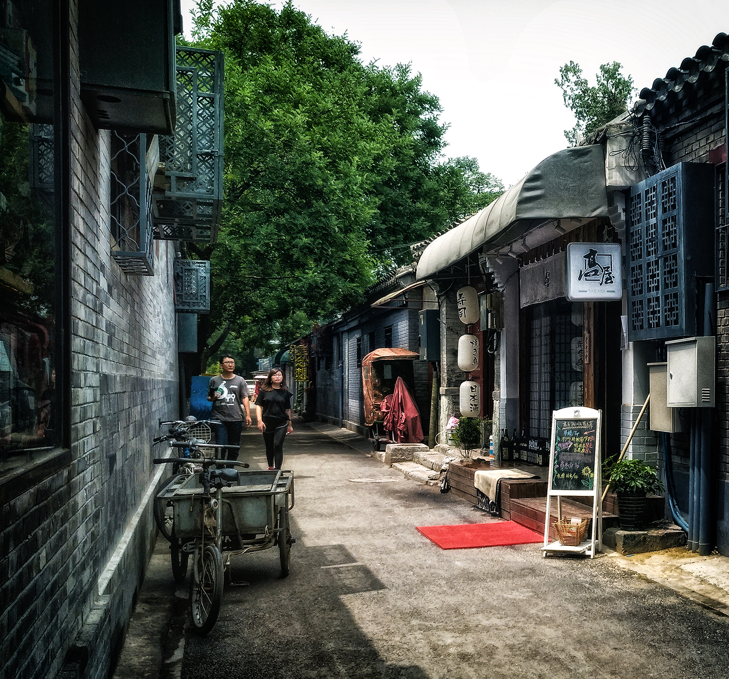 《北京胡同》 拍摄地:七月份北京南锣鼓巷 【手机摄影365拍摄